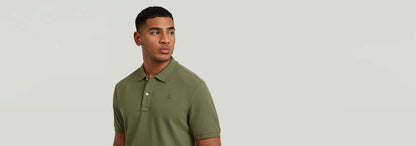 Polo Dunda Slim en color verde, con corte ajustado y cierre de botones, confeccionado en algodón ecológico.