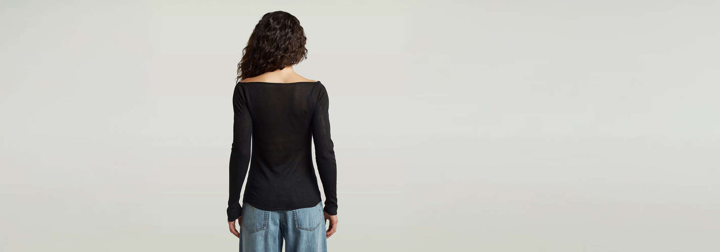 Mujer visible desde atrás usando el suéter Punto ajustado Engineered Sheer en color negro.