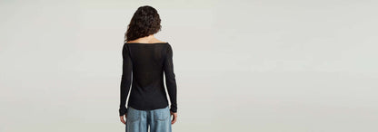 Mujer visible desde atrás usando el suéter Punto ajustado Engineered Sheer en color negro.