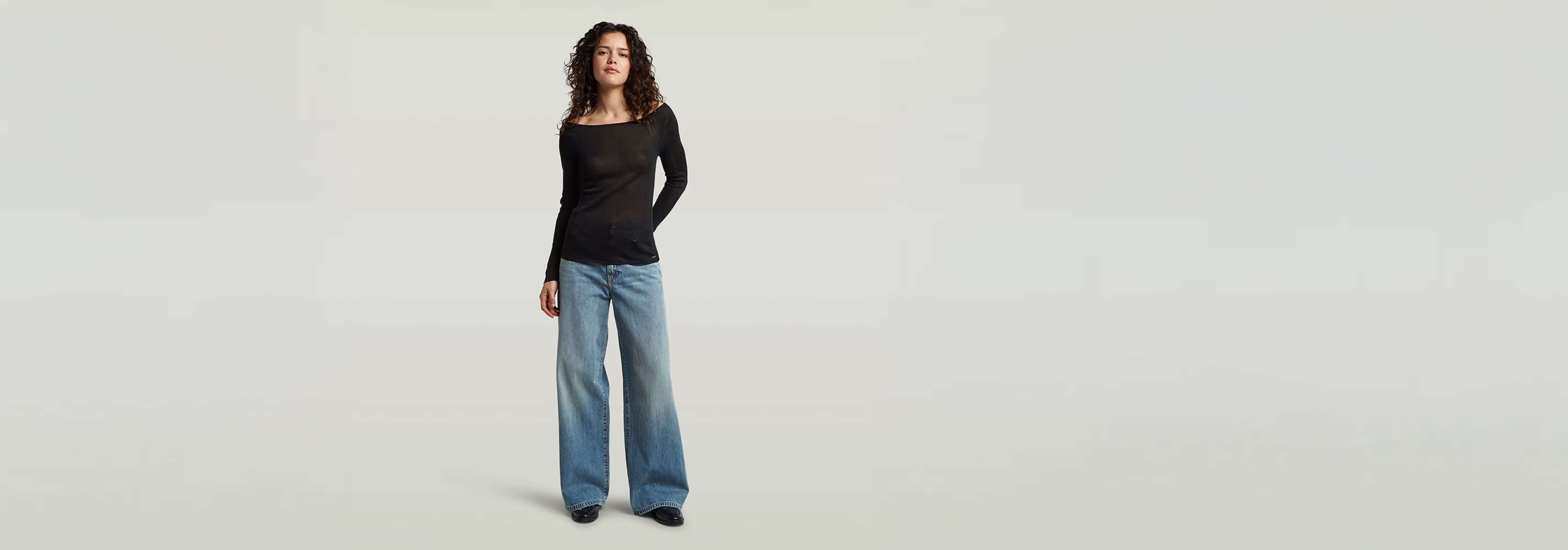 Mujer luciendo el suéter Punto ajustado Engineered Sheer con pantalones anchos.