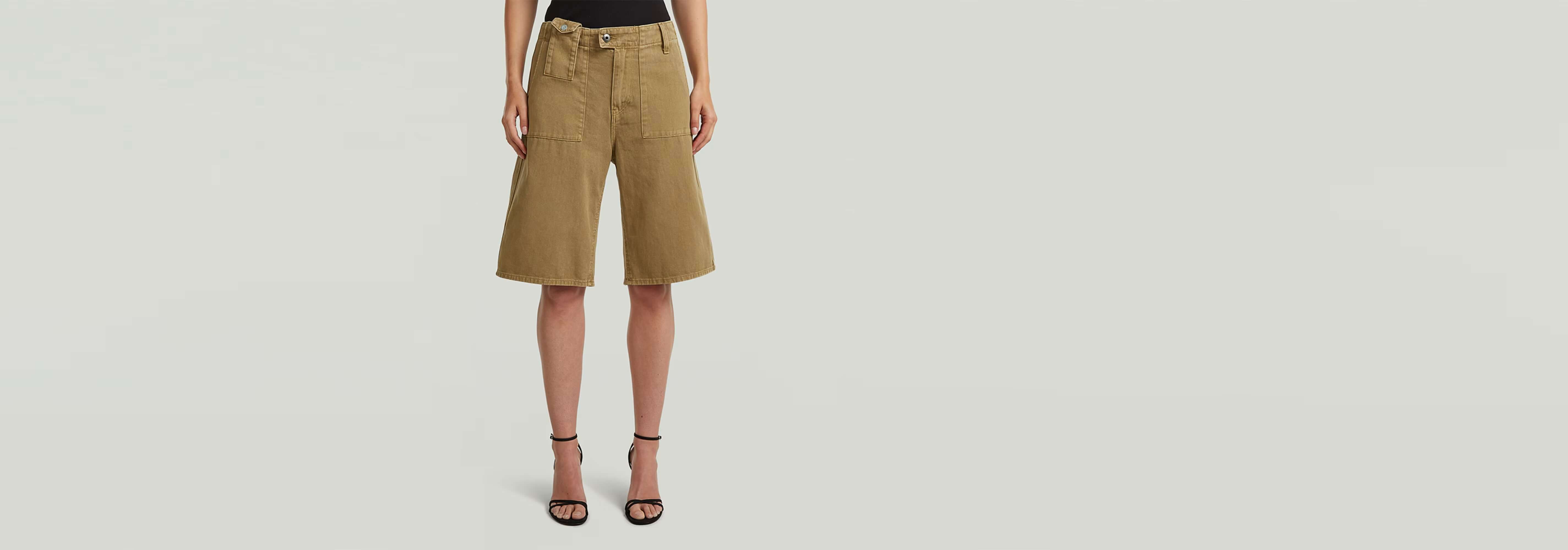 Mujer usando Shorts Bermuda de cintura baja y ajuste ancho en un entorno elegante.
