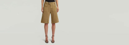 Mujer usando Shorts Bermuda de cintura baja y ajuste ancho en un entorno elegante.
