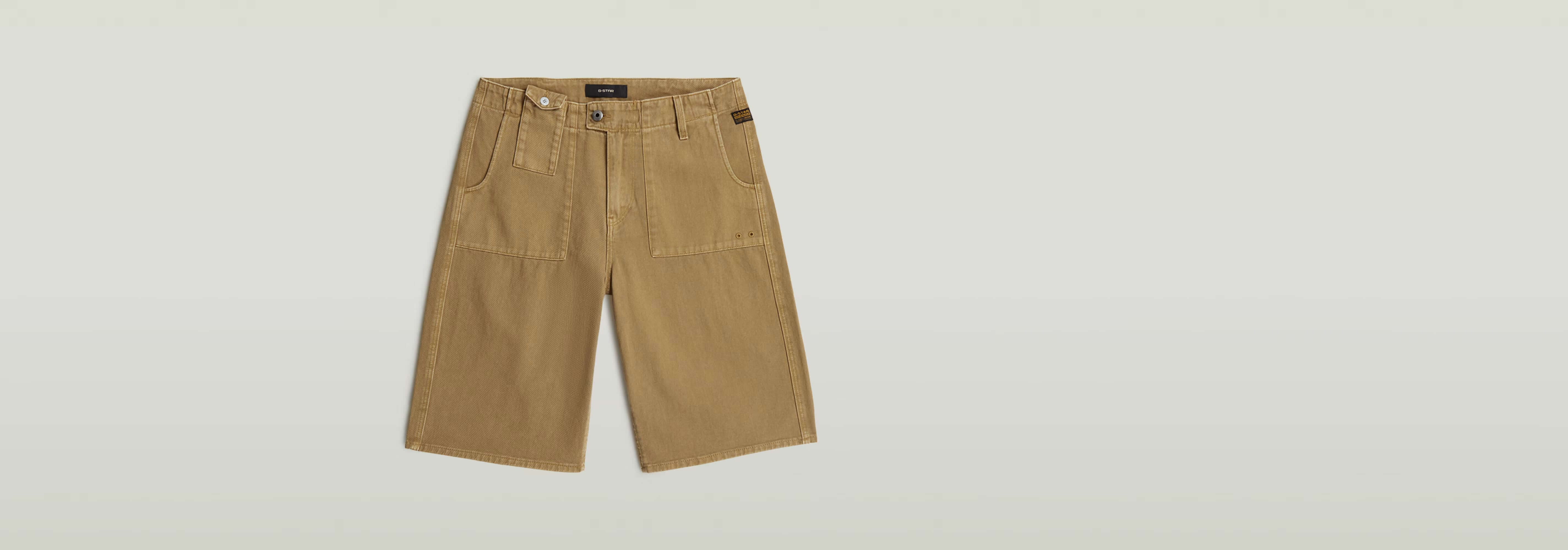 Shorts Bermuda en color marrón claro, con ajuste ancho y cinco bolsillos, ideales para un look relajado.