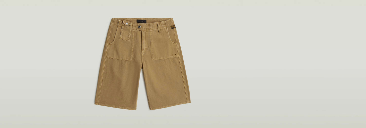 Shorts Bermuda en color marrón claro, con ajuste ancho y cinco bolsillos, ideales para un look relajado.