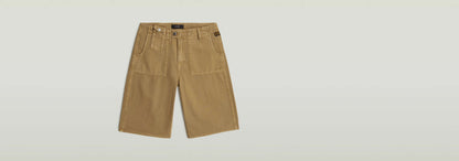 Shorts Bermuda en color marrón claro, con ajuste ancho y cinco bolsillos, ideales para un look relajado.