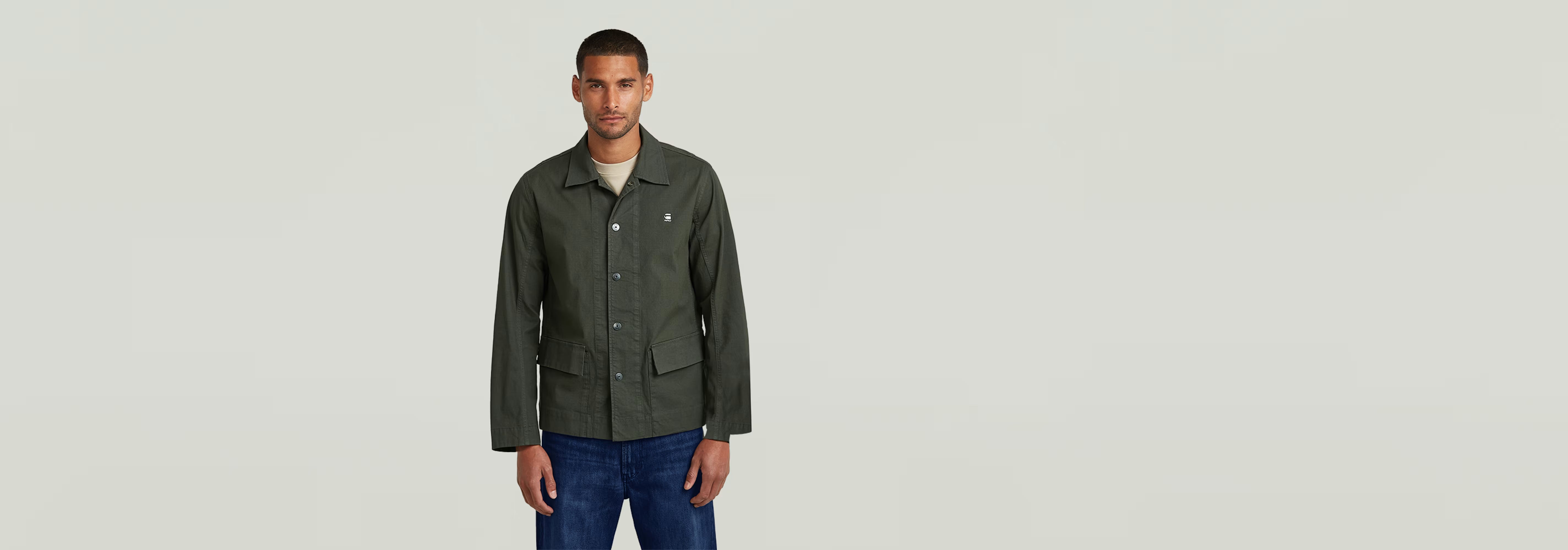 Sobrecamisa 2 Pocket en modelo masculino con corte ajustado y dos bolsillos delanteros.