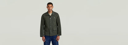 Sobrecamisa 2 Pocket en modelo masculino con corte ajustado y dos bolsillos delanteros.
