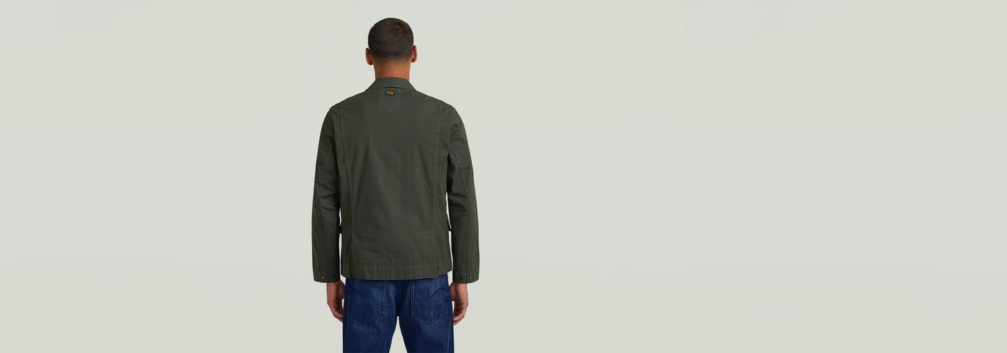 Imagen trasera de la Sobrecamisa 2 Pocket, color oscuro, con diseño elegante y funcional.