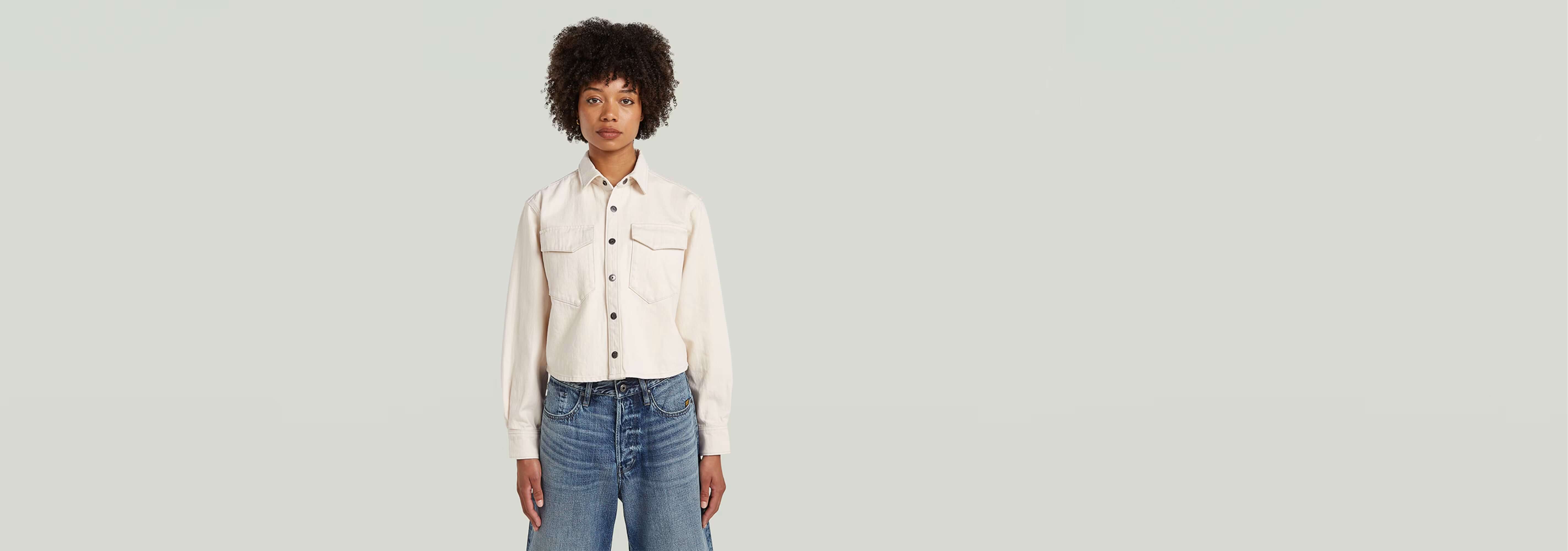 Mujer modelando la Sobrecamisa Boxy Relaxed, con corte extragrande y cierre de botones a presión.
