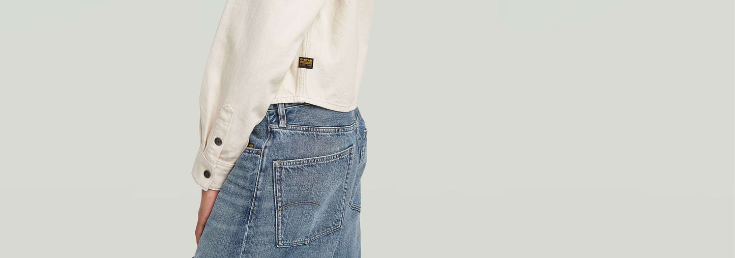 Sobrecamisa Boxy Relaxed con corte extragrande y bajo recortado, estilo moderno y funcional.