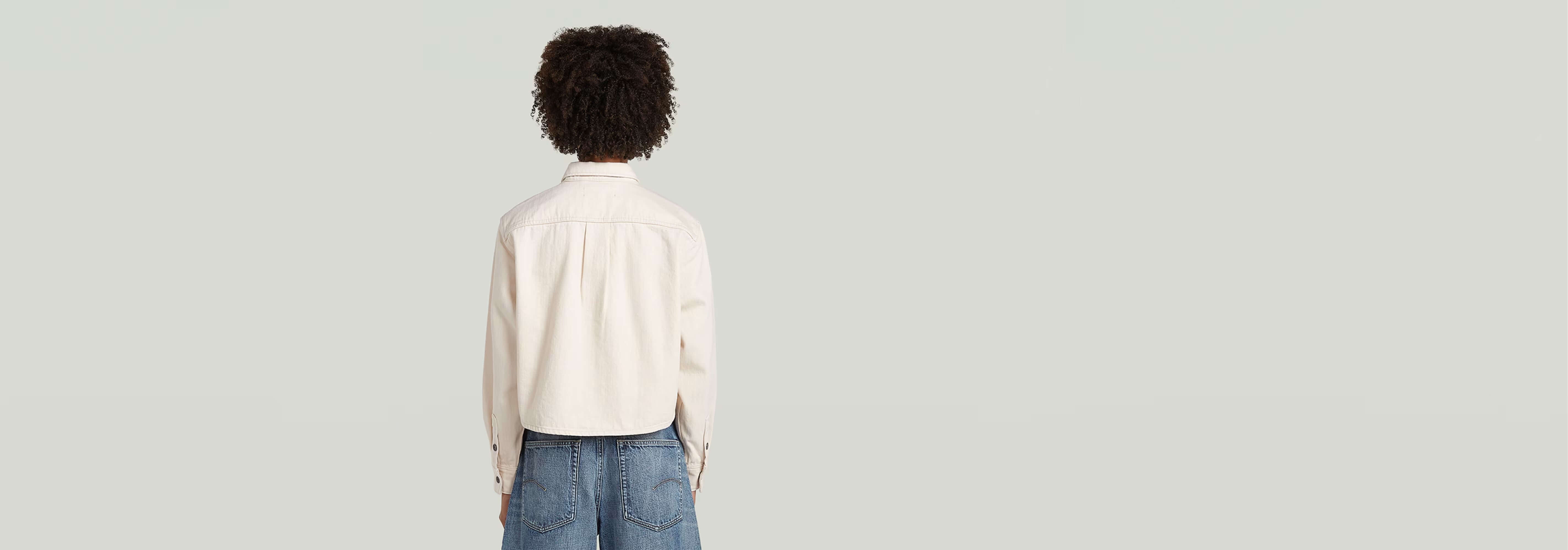 Imagen de una persona de espaldas usando la sobrecamisa Boxy Relaxed con un estilo moderno y ligero.
