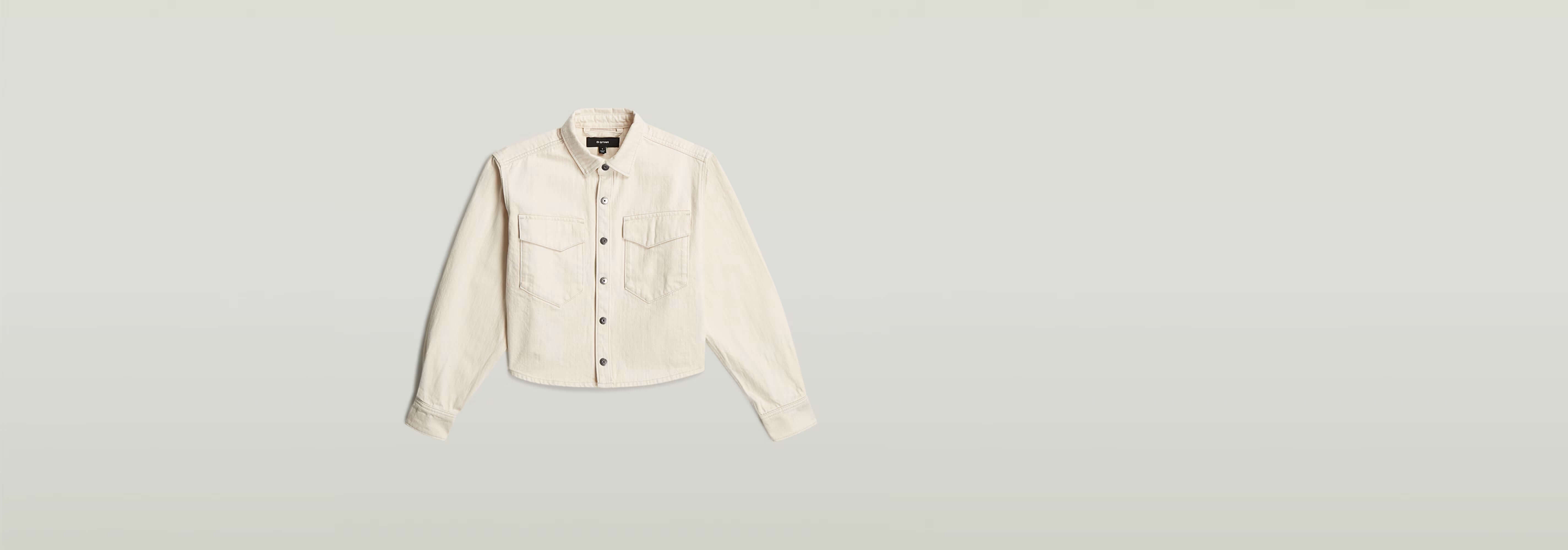Sobrecamisa Boxy Relaxed en color blanco con corte extragrande y cierre de botones a presión.