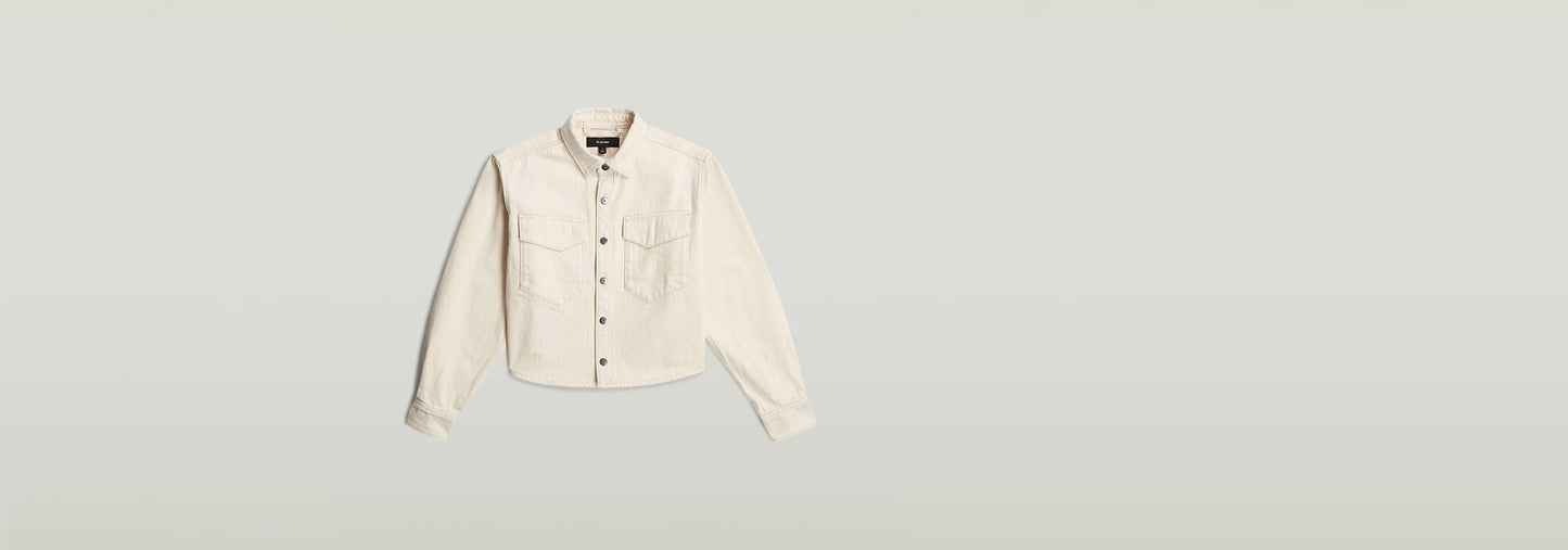 Sobrecamisa Boxy Relaxed en color blanco con corte extragrande y cierre de botones a presión.