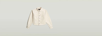 Sobrecamisa Boxy Relaxed en color blanco con corte extragrande y cierre de botones a presión.