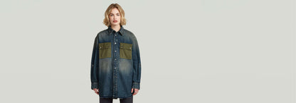 Sobrecamisa con paneles de denim, diseño de bloques de color y ajuste extragrande, con cierre de botones a presión.