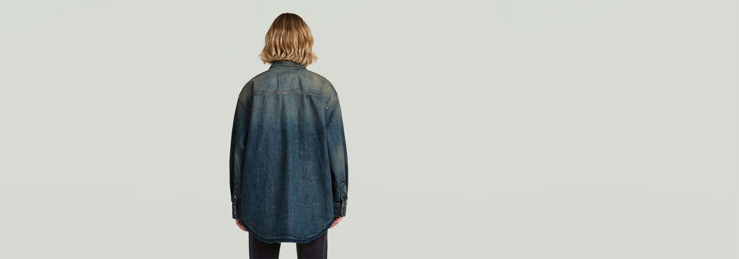Sobrecamisa con paneles vista trasera, diseño de bloques de color en denim greencast, ajuste extragrande y estilo contemporáneo.