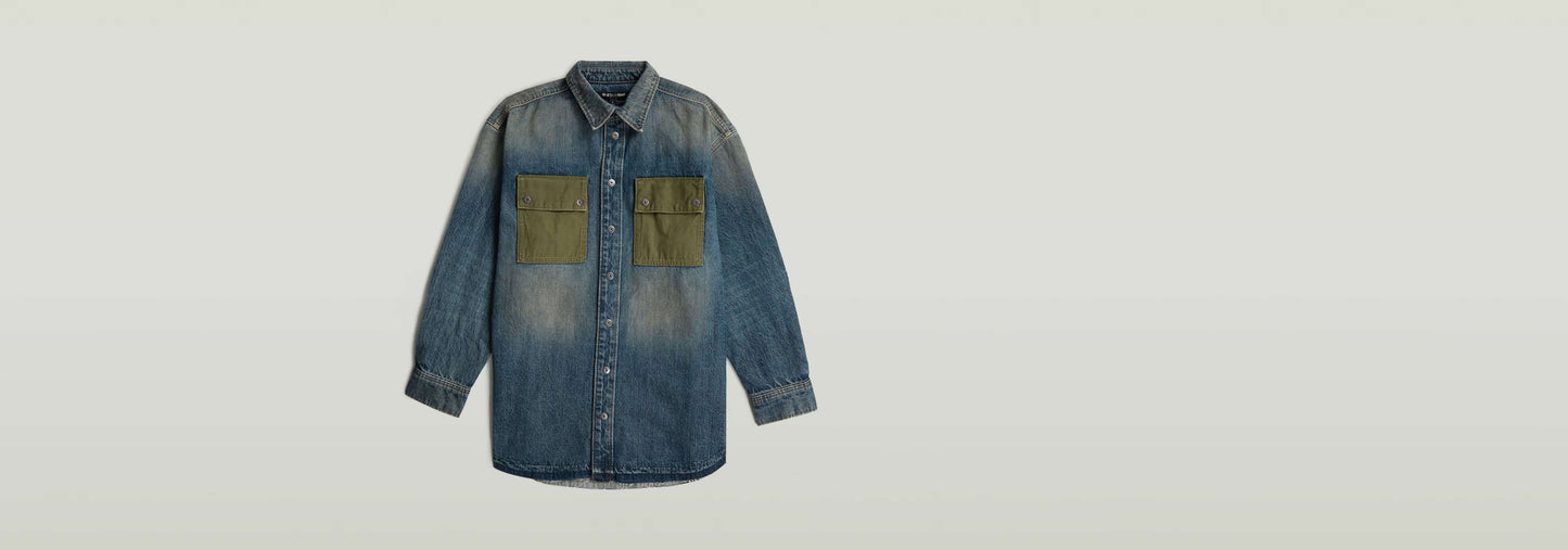 Sobrecamisa con paneles en denim greencast con diseño de bloques de color y cierre de botones a presión.