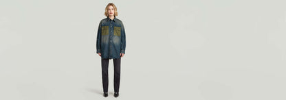Sobrecamisa con paneles de diseño contemporáneo, ajuste extragrande y cierre de botones a presión.