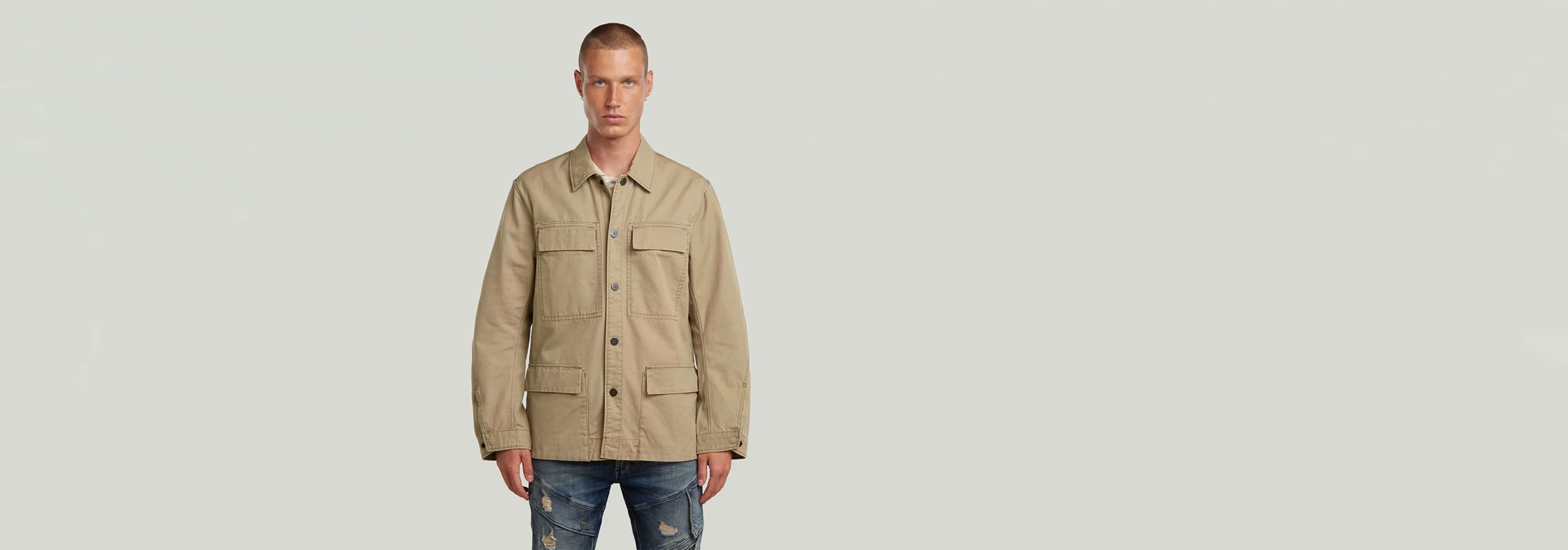 Hombre usando la Sobrecamisa Reversible 4 Pocket de color beige con cuatro bolsillos, look elegante y versátil.