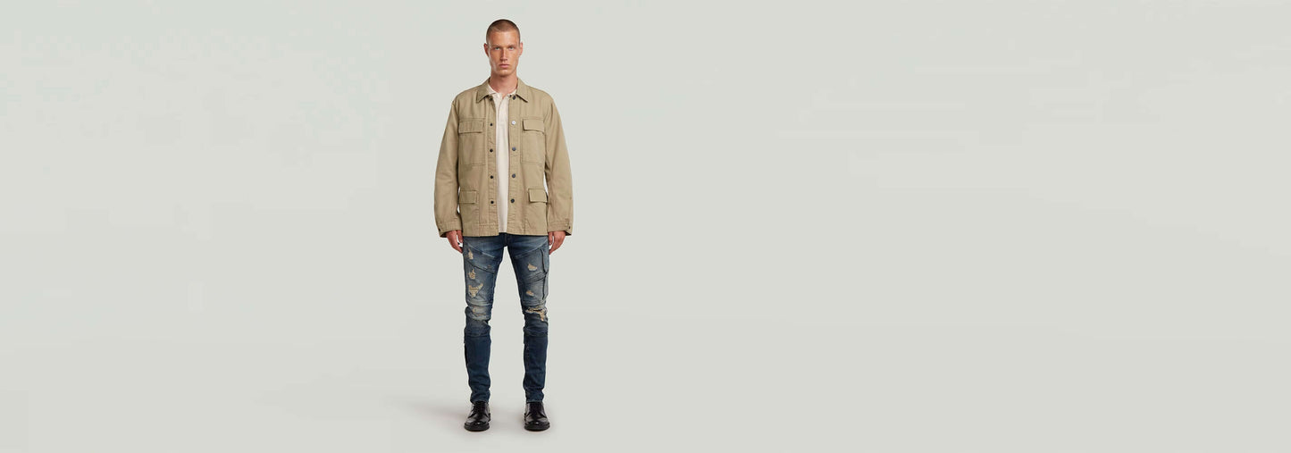 Modelo vistiendo la Sobrecamisa Reversible 4 Pocket en diseño elegante, con cuatro bolsillos y ajuste ceñido.