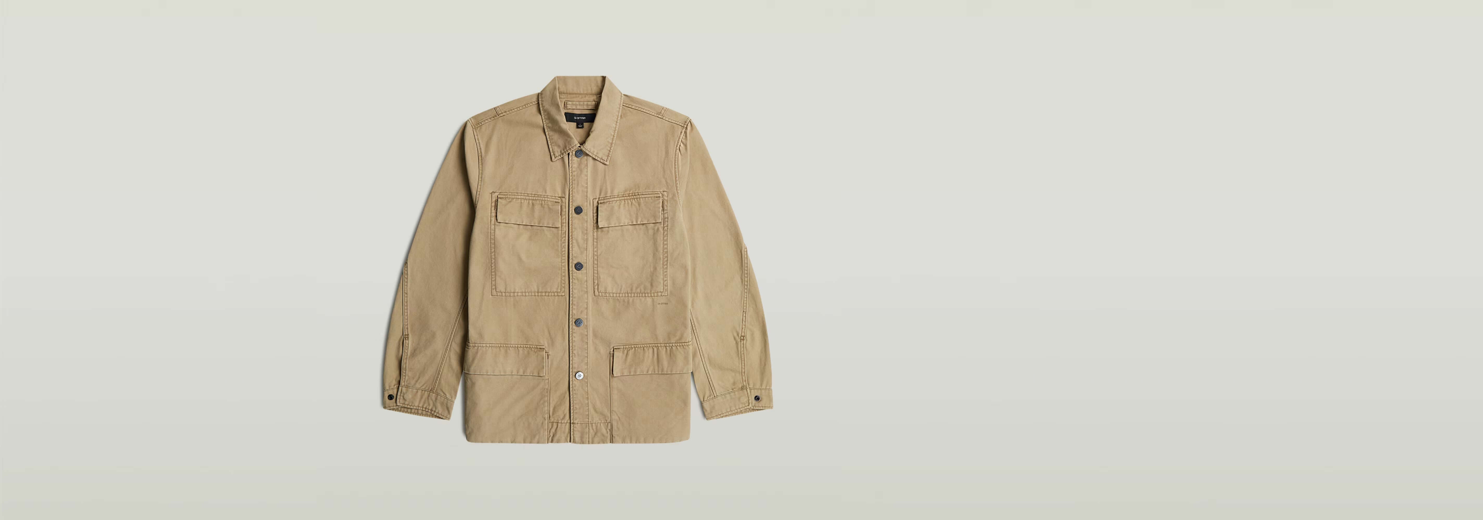 Sobrecamisa Reversible 4 Pocket en color beige con diseño funcional y elegante, cuatro bolsillos y cierre de botones a presión.