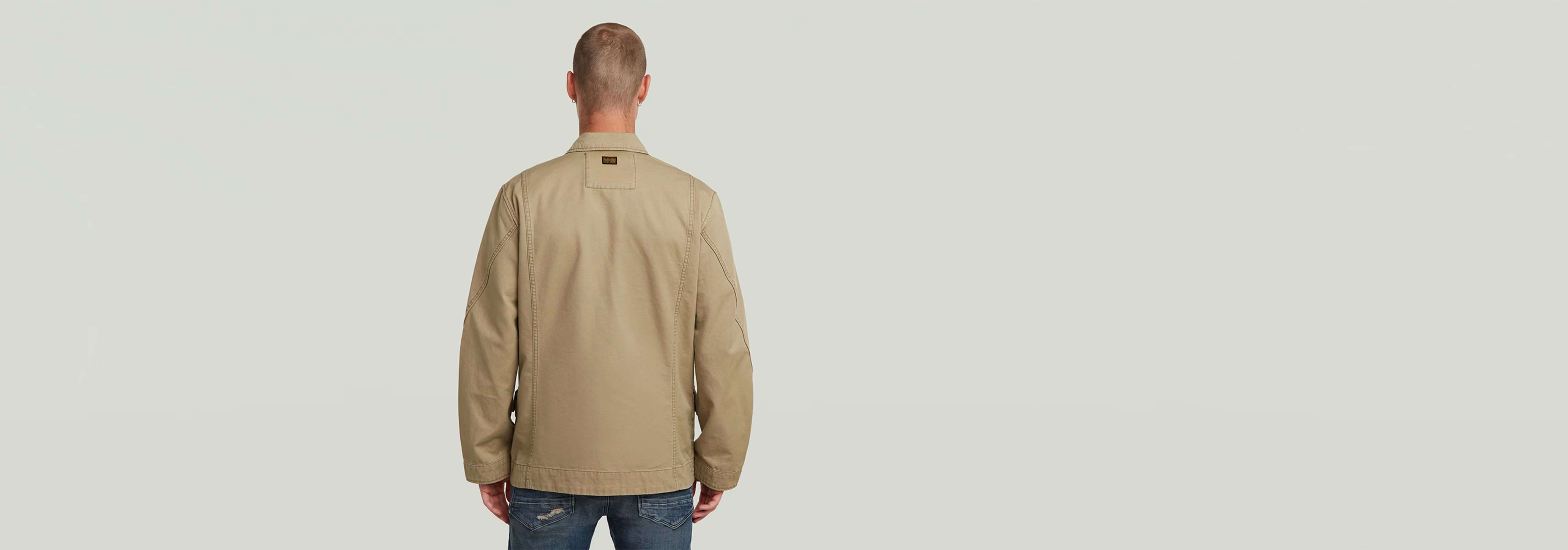 Sobrecamisa Reversible 4 Pocket vista trasera en color beige, con ajuste ceñido y cuatro bolsillos funcionales.
