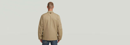 Sobrecamisa Reversible 4 Pocket vista trasera en color beige, con ajuste ceñido y cuatro bolsillos funcionales.