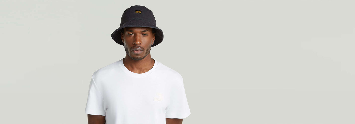 Hombre usando un Sombrero de pescador Originals en denim con logo G-STAR, fondo neutro.