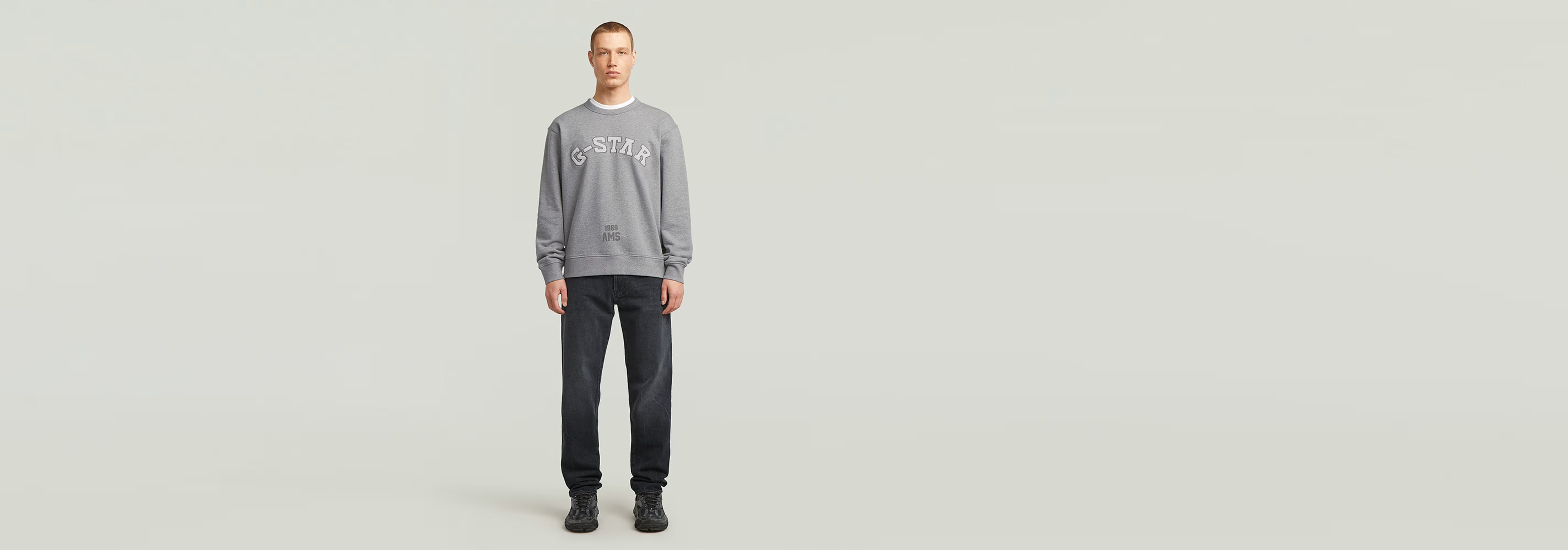 Sudadera Applique en gris con diseño gráfico, corte relajado, 100% algodón ecológico, ideal para un look casual.