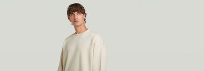 Sudadera GS-01 Relaxed en color crema, con diseño moderno y cuello redondo, ideal para un look relajado.