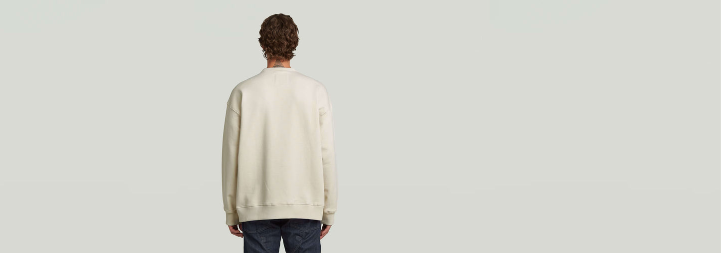 Sudadera GS-01 Relaxed vista trasera en color crudo, con corte relajado y detalles clásicos, fabricada en 100% algodón ecológico.