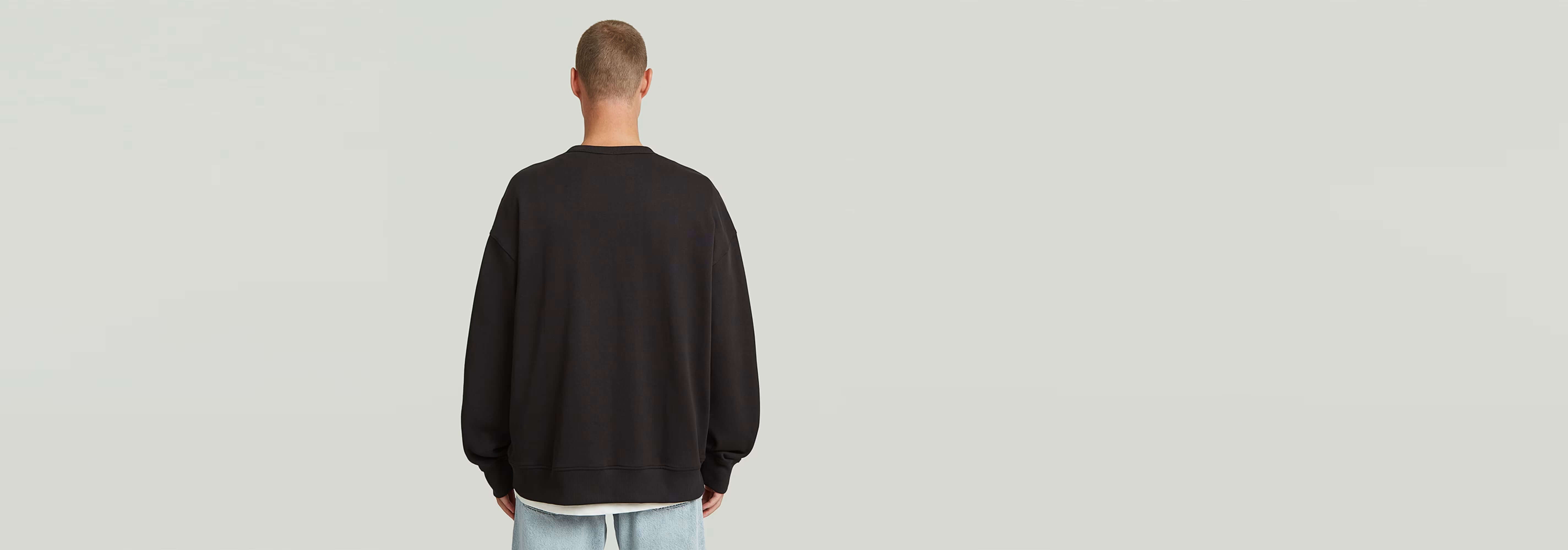 Sudadera HB Badge vista trasera, corte relajado, diseño atractivo, 100% algodón ecológico, perfecto para cualquier armario.