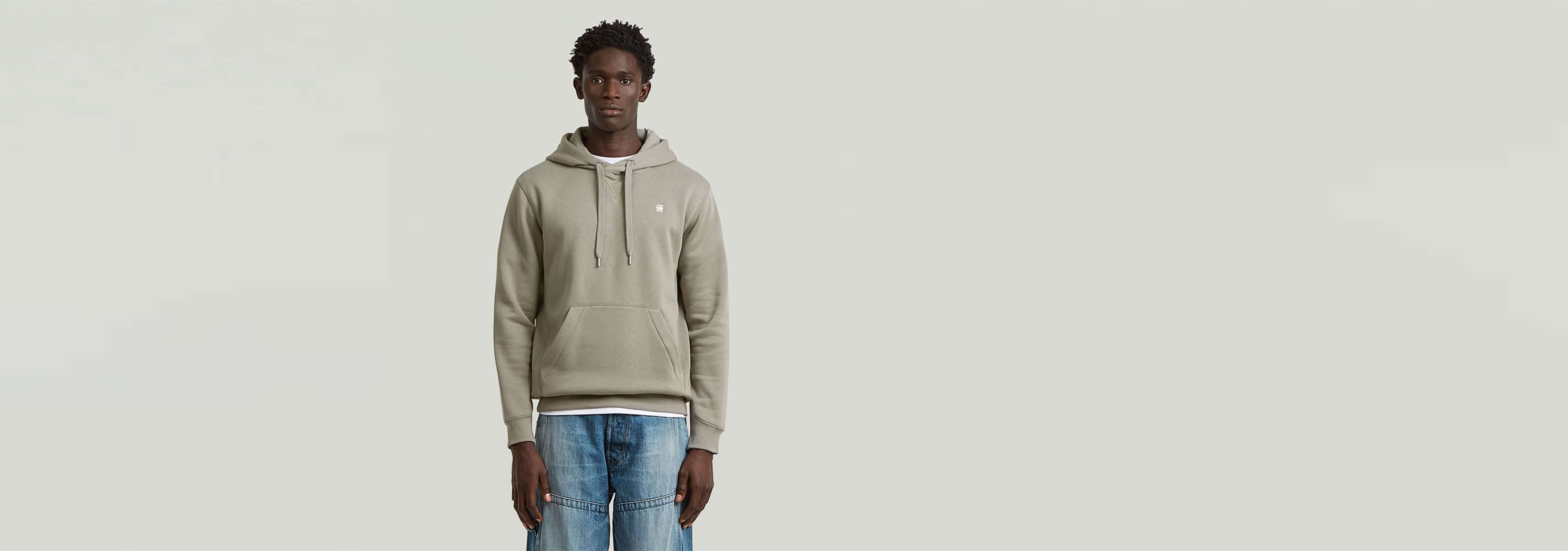 Imagen de modelo usando sudadera Premium Core Hoodie con capucha y diseño cómodo.