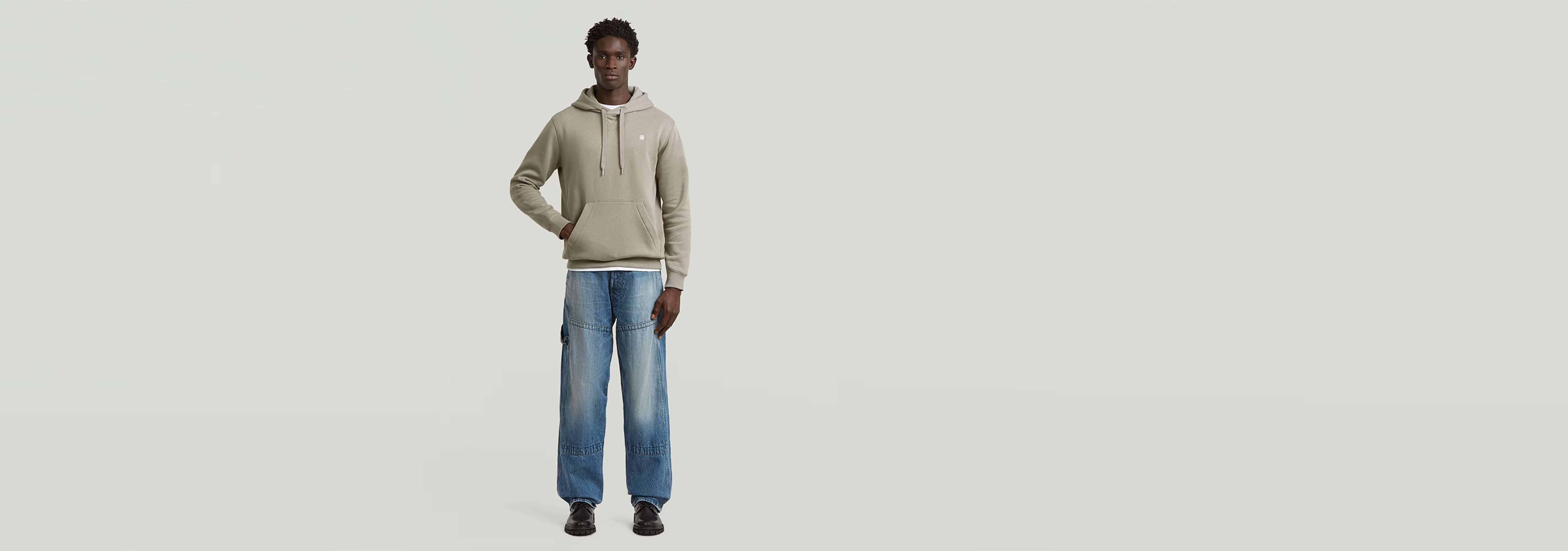 Modelo masculino vistiendo la Sudadera Premium Core Hoodie en un fondo neutral.
