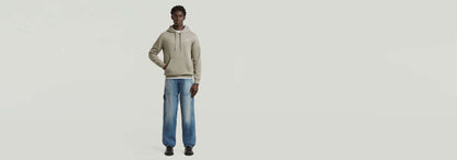 Modelo masculino vistiendo la Sudadera Premium Core Hoodie en un fondo neutral.