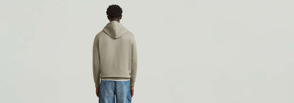 Hombre mostrando la espalda de la Sudadera Premium Core Hoodie con capucha, material suave y duradero.