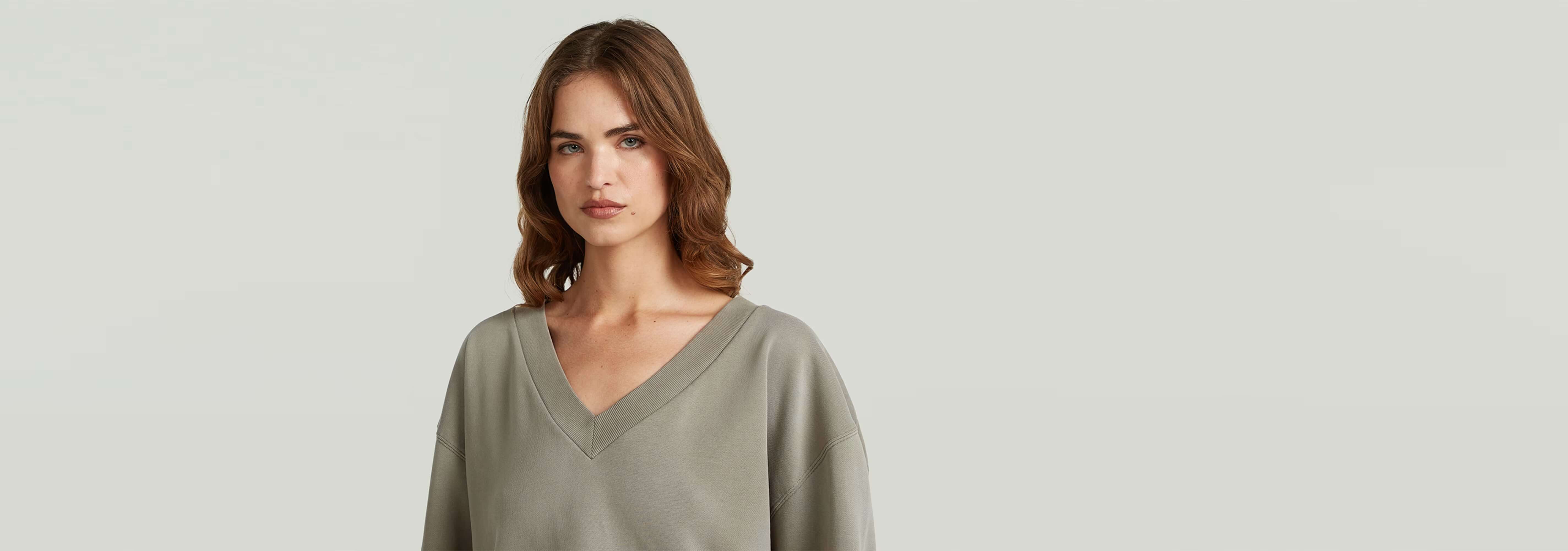 Suéter Sunfaded V-Neck Loose en color gris con cuello en pico y manga larga.
