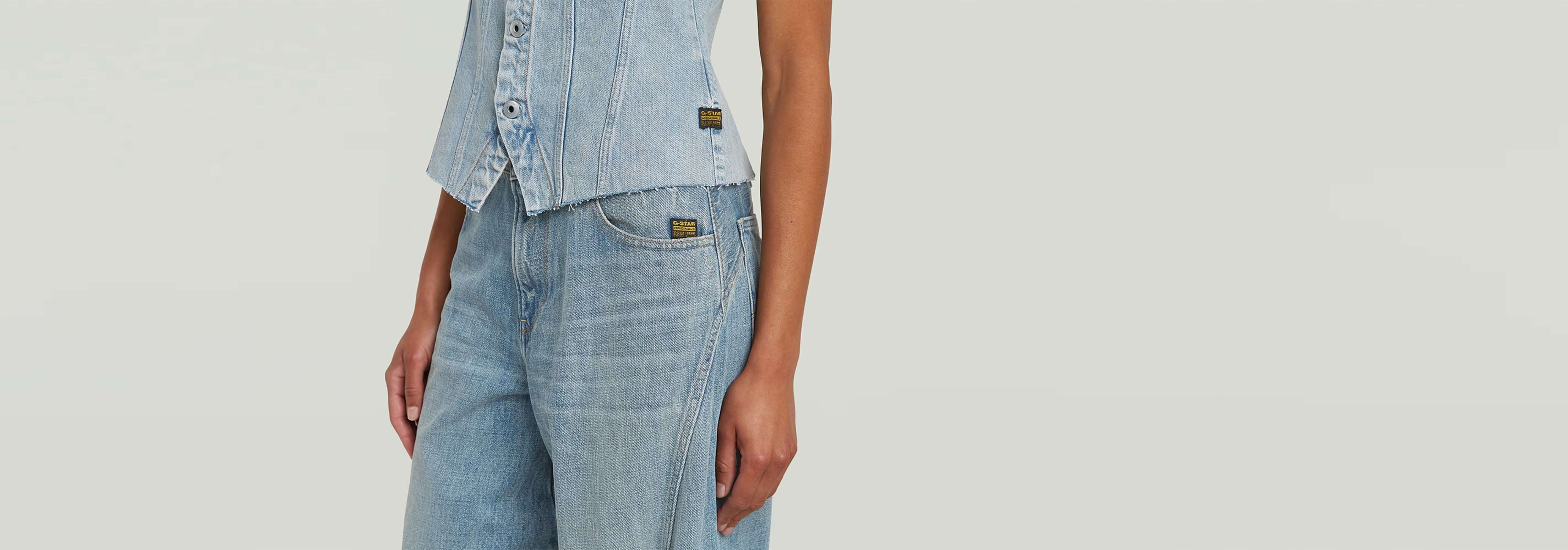 Imagen de la Top Kick Bustier con un diseño estructurado y casual, combinado con jeans claros.