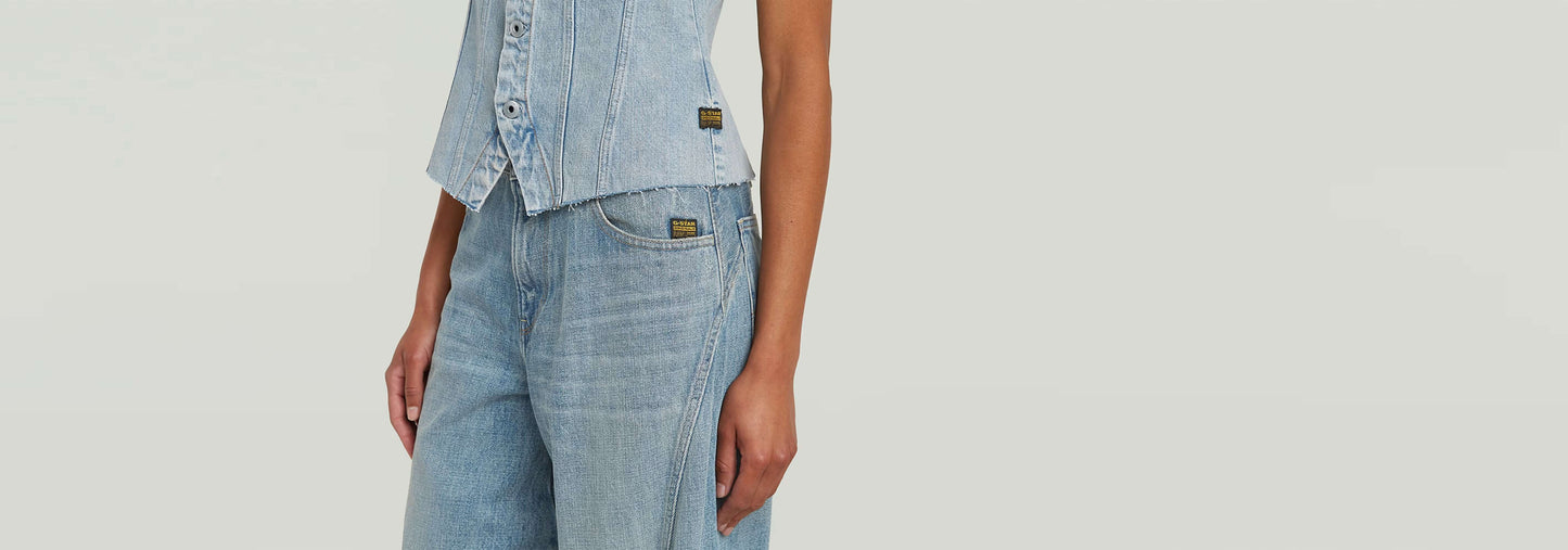 Imagen de la Top Kick Bustier con un diseño estructurado y casual, combinado con jeans claros.