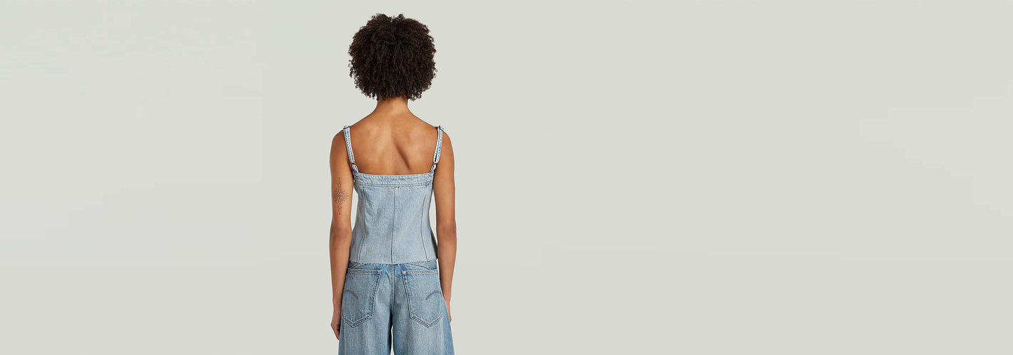Mujer de espaldas usando la Top Kick Bustier con tirantes ajustables y diseño estructurado.