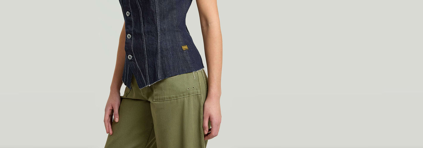 Mujer usando el Top Kick Bustier con pantalones holgados, mostrando el diseño estructurado y elegante.