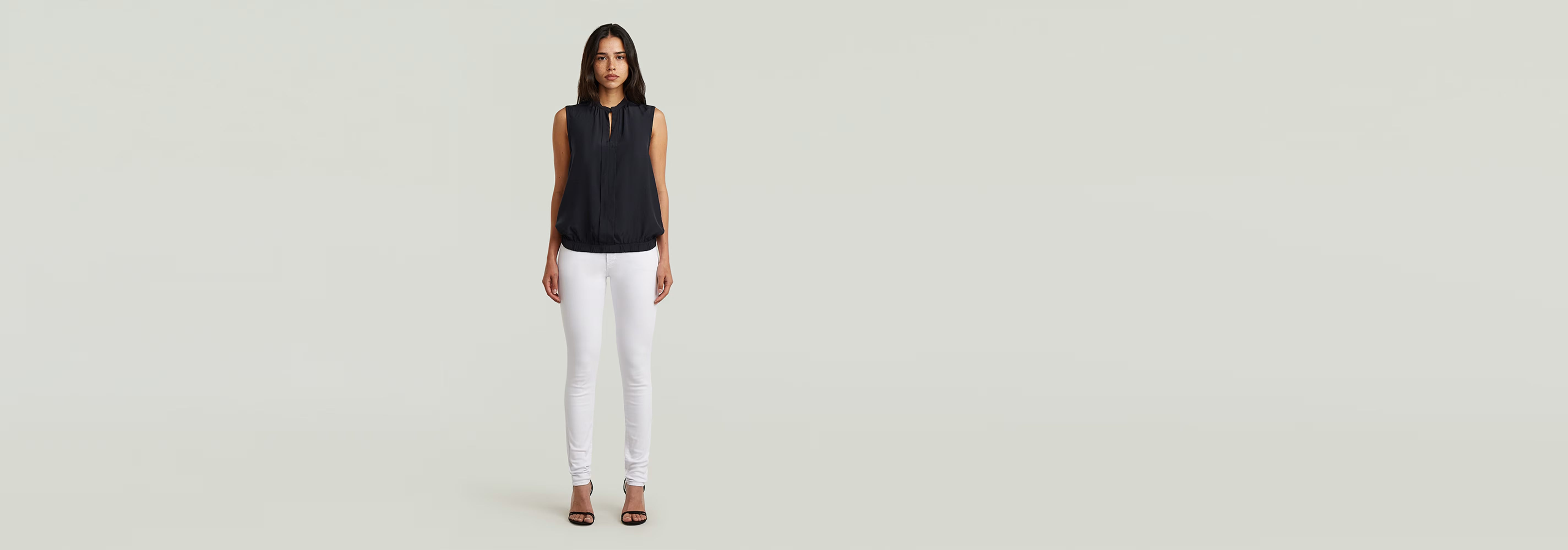 Top sin mangas Stand Up Collar en color negro, con cuello mao y diseño elegante.