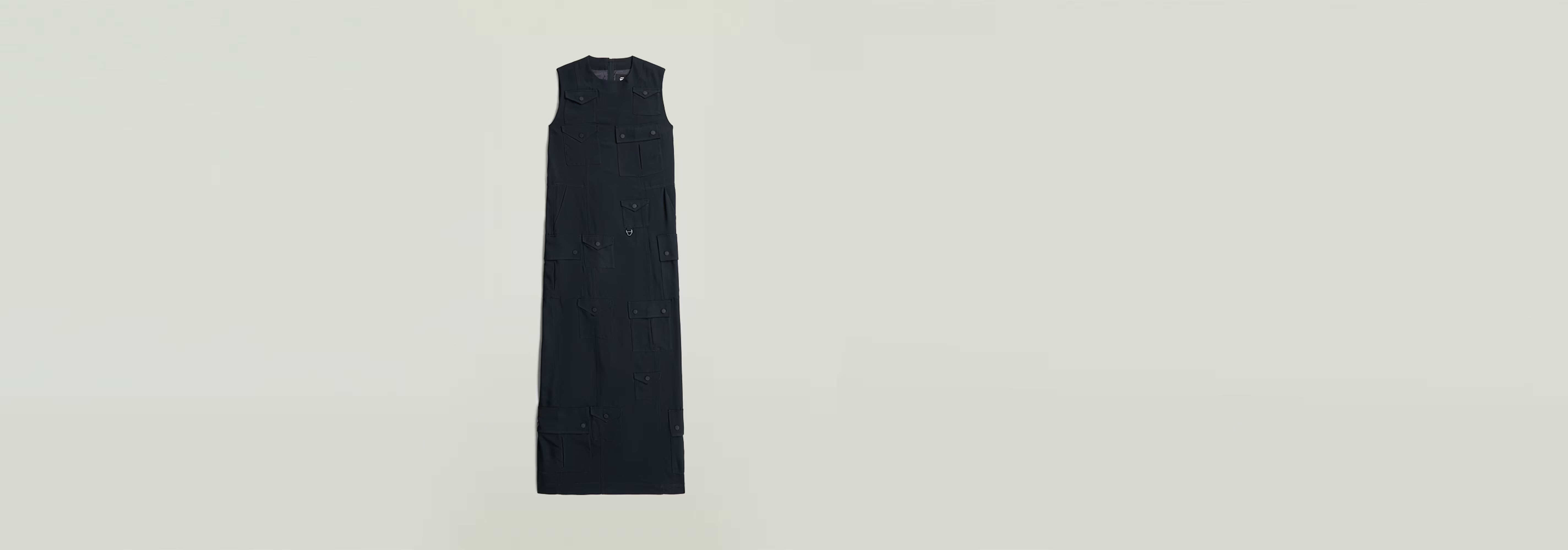 Vestido Long Pocket en color negro con diseño elegante y práctico, cierre de cremallera y tirantes anchos.