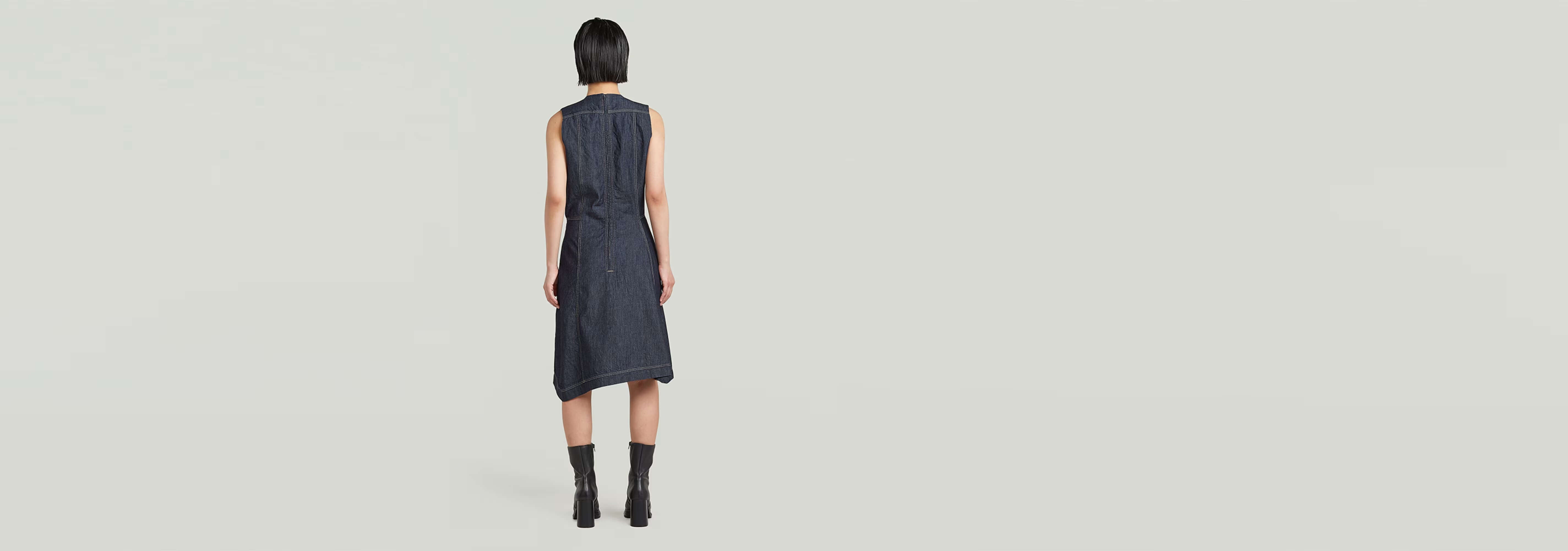 Vista posterior de una mujer usando el Vestido Short Flared, en tejido rígido y con tirantes anchos.