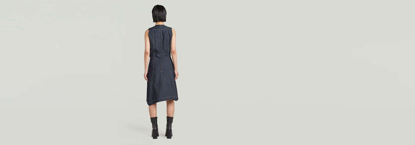 Vista posterior de una mujer usando el Vestido Short Flared, en tejido rígido y con tirantes anchos.