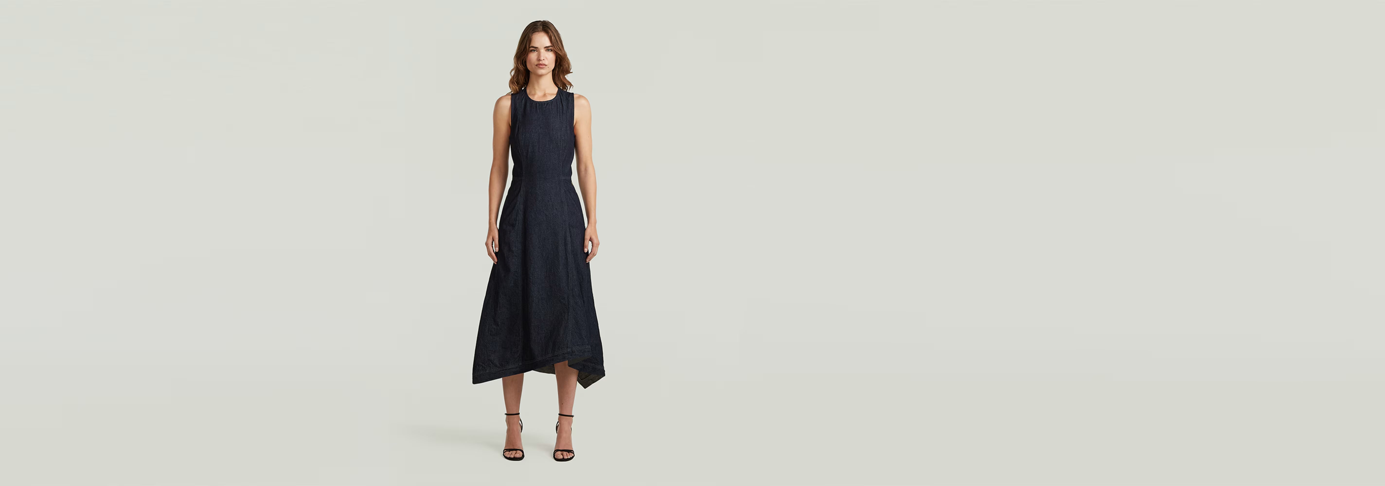 Modelo luciendo el Vestido Vaquero Core Flare, elegante y ajustado, con tirantes anchos y un diseño sofisticado.