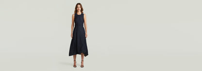 Modelo luciendo el Vestido Vaquero Core Flare, elegante y ajustado, con tirantes anchos y un diseño sofisticado.
