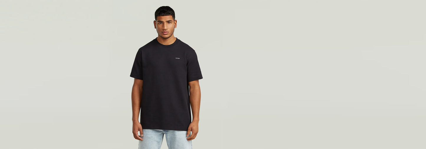 Waffle True Regular T-Shirt en modelo masculino con corte regular y cuello redondo, fondo gris claro.