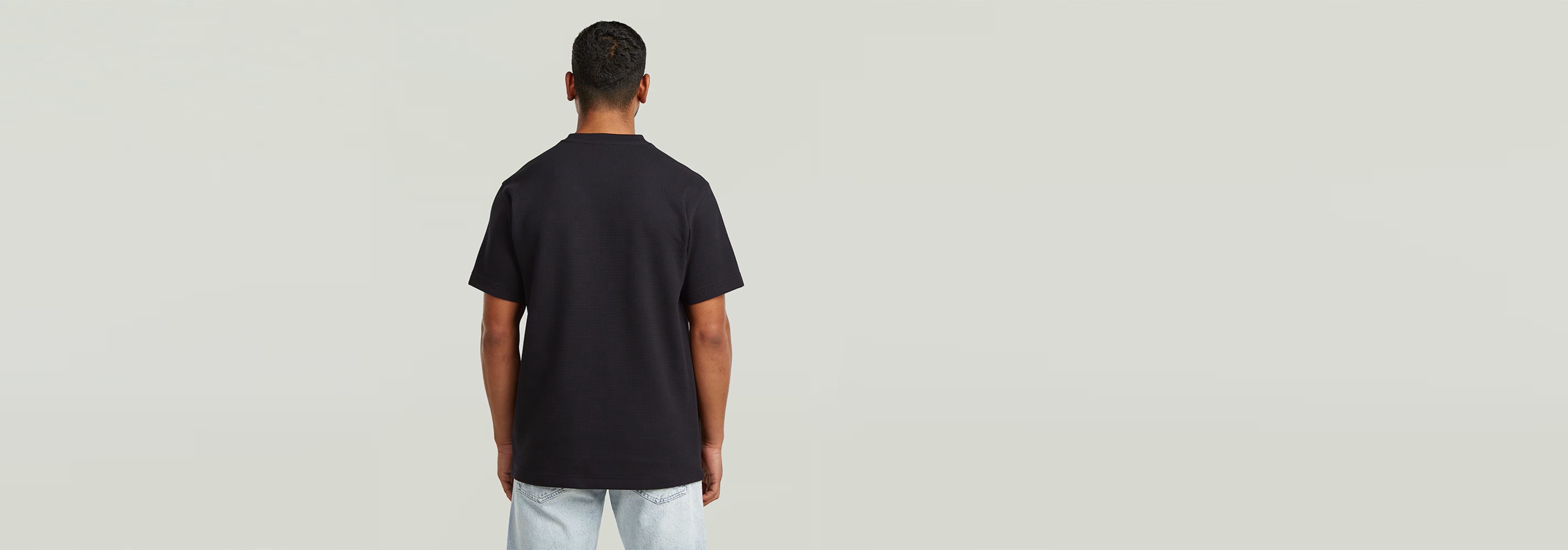 Waffle True Regular T-Shirt vista trasera mostrando la estructura y el ajuste cómodo del diseño.