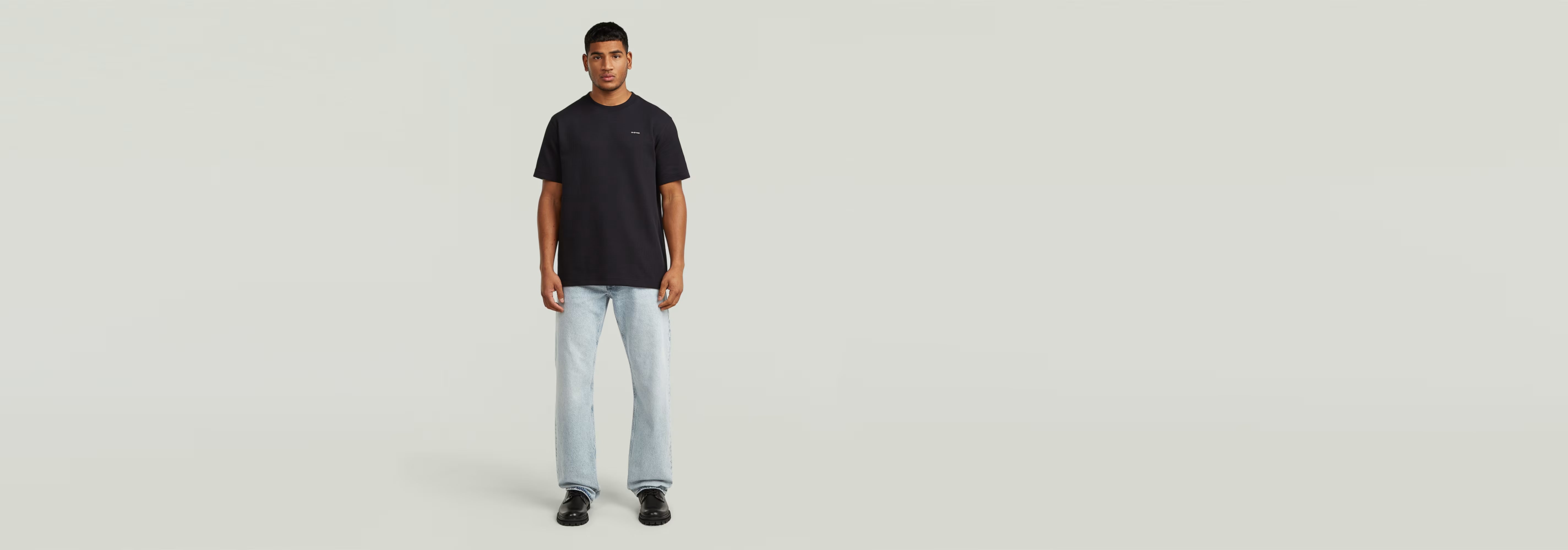 Hombre usando una camiseta Waffle True Regular T-Shirt con corte regular y cuello redondo, pantalones claros.